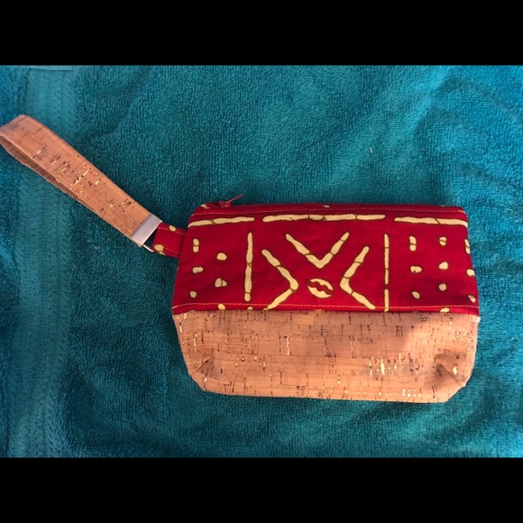 Red wristlet - Picture 1 of 3